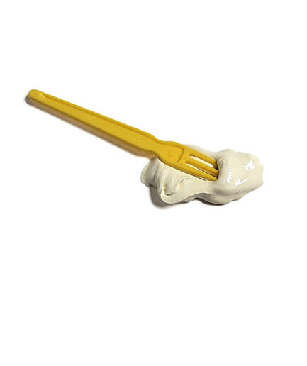 Tosca van den Braak - frietvorkje geel