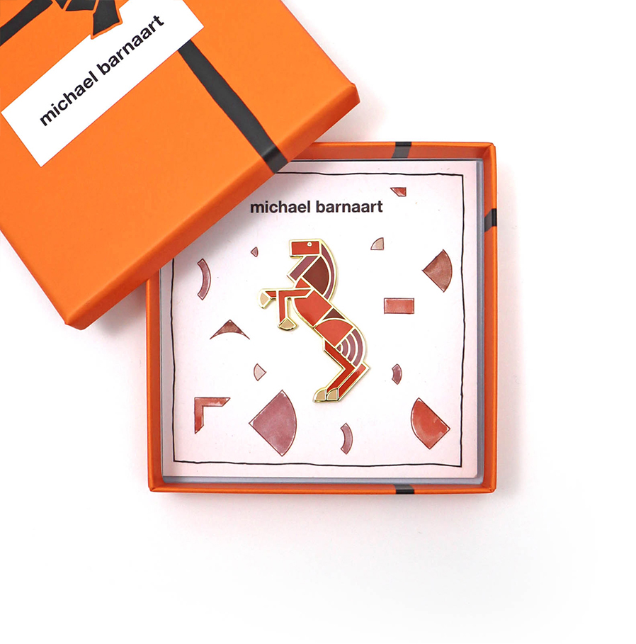 Michael Barnaart, broche paard in cadeauverpakking