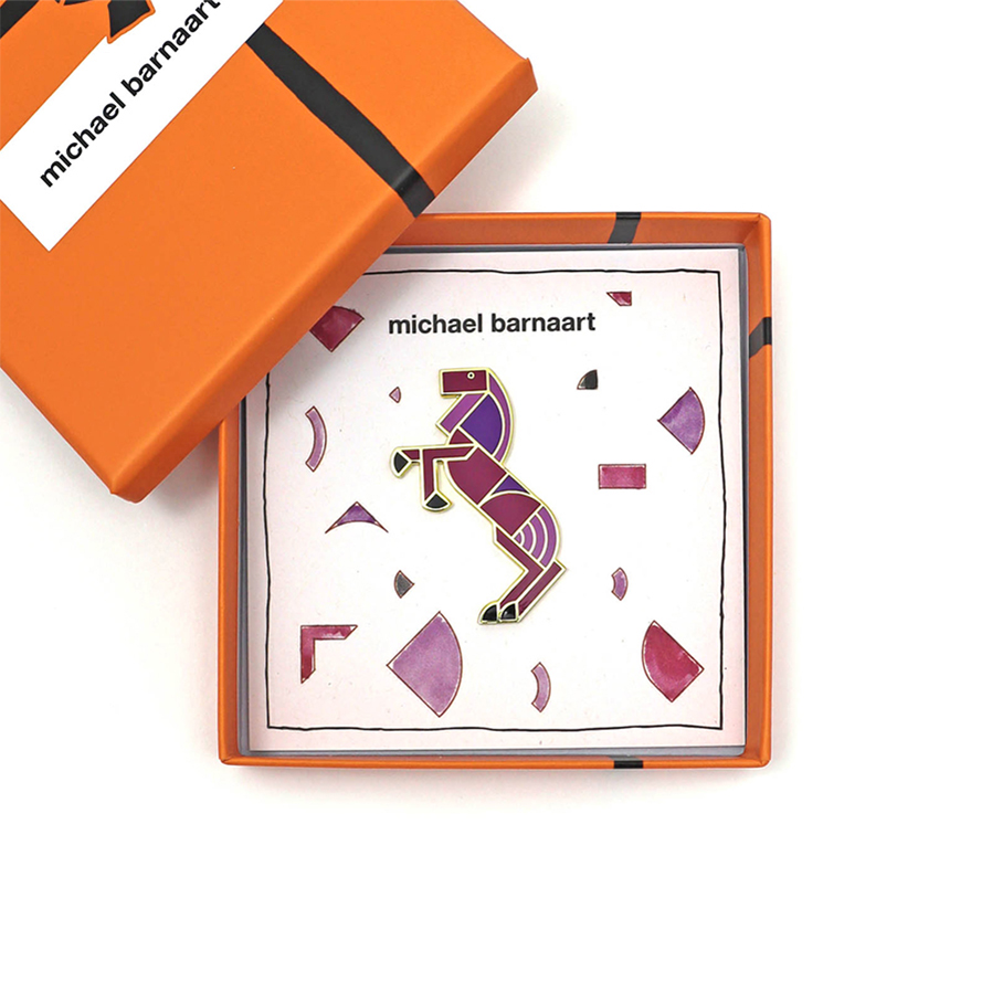 Michael Barnaart, broche paard in cadeauverpakking