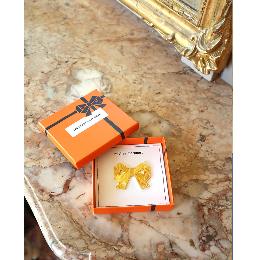 Michael Barnaart, broche strik in cadeauverpakking