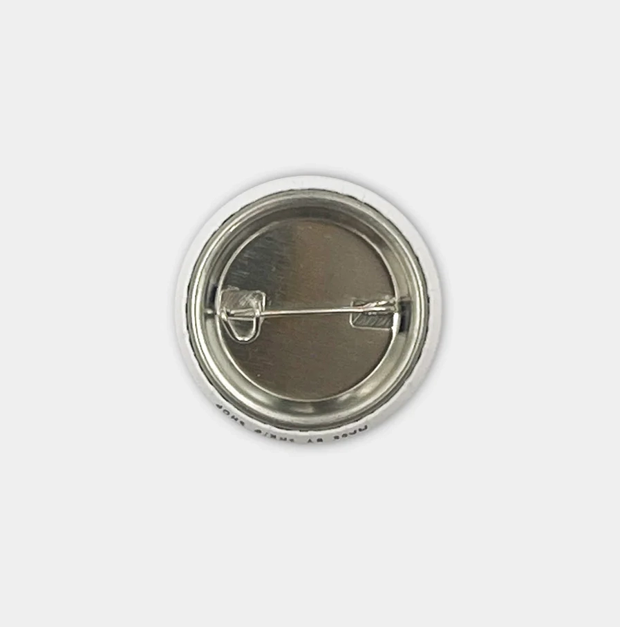 Achterkant David Shrigley button met veiligheidsspeldsluiting