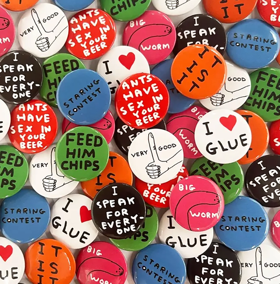 Set van 8 David Shrigley buttons met verschillende ontwerpen