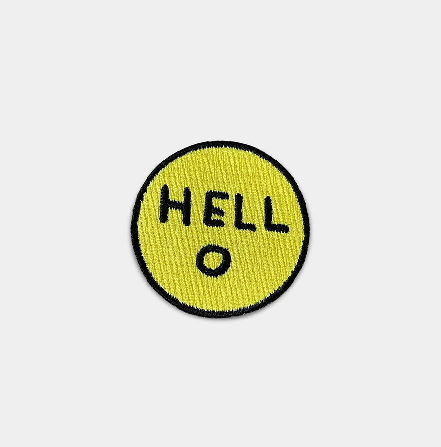 Gele David Shrigley strijkpatch met de tekst Hello