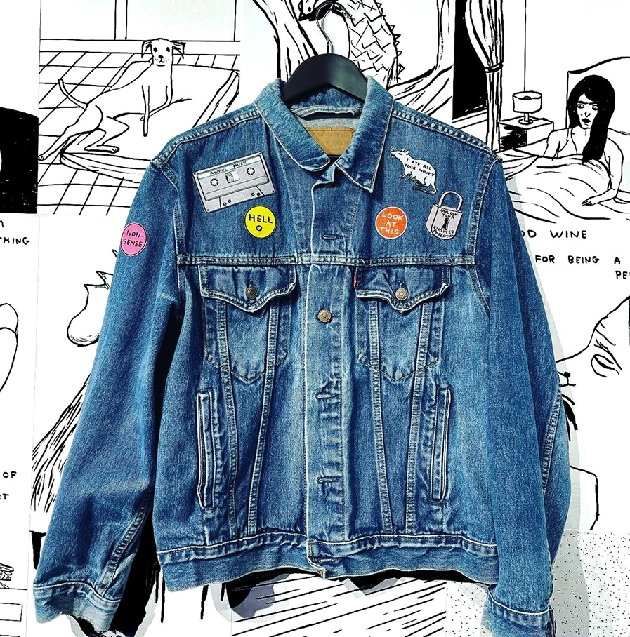 Gele David Shrigley strijkpatch met de tekst Hello