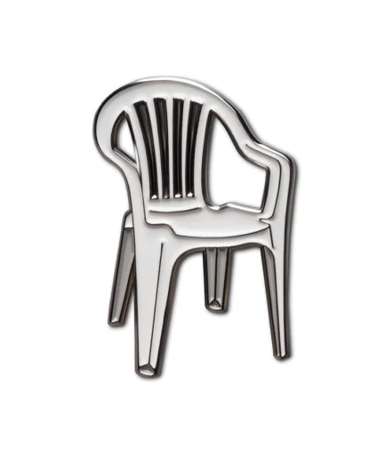 Emaille speldje Plastic Chair van Make Heads Turn