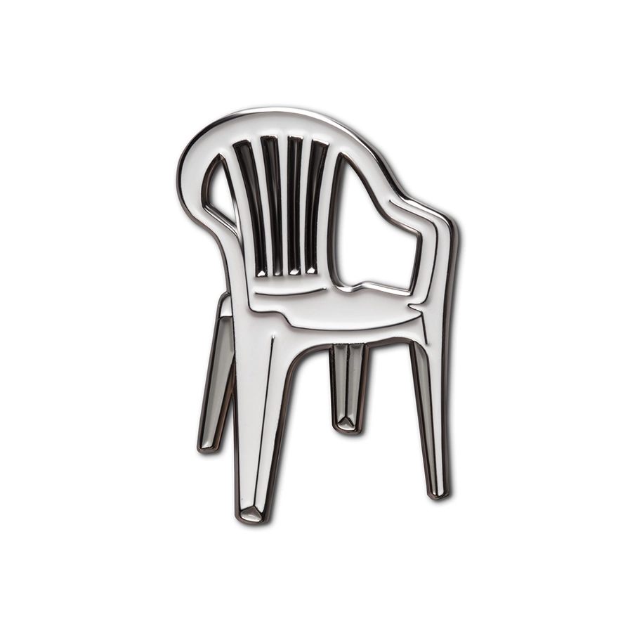 Emaille speldje Plastic Chair van Make Heads Turn