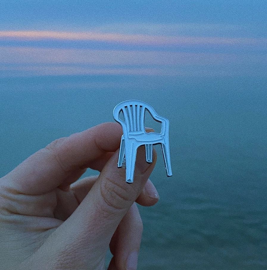 Emaille speldje Plastic Chair van Make Heads Turn