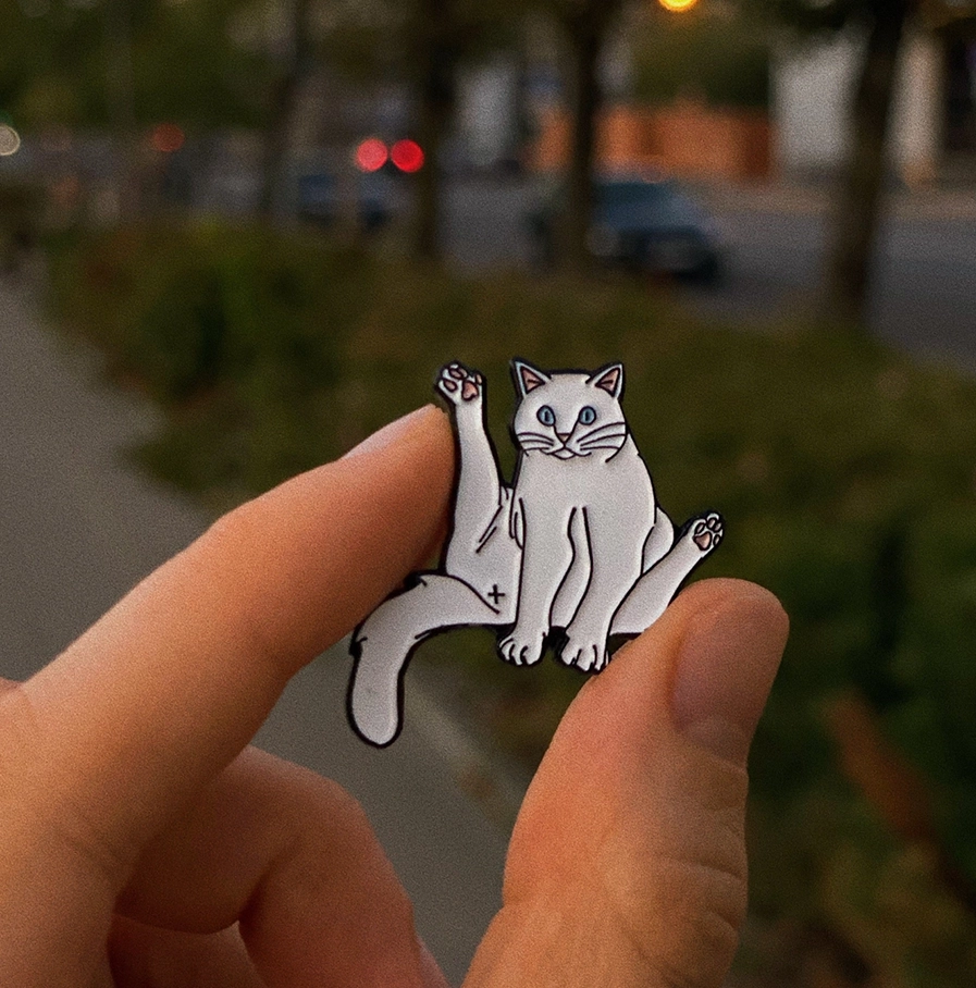 Sitting Cat enamel pin van messing – katten pin van 3 x 3 cm