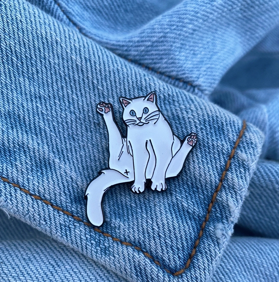 Sitting Cat enamel pin van messing – katten pin van 3 x 3 cm