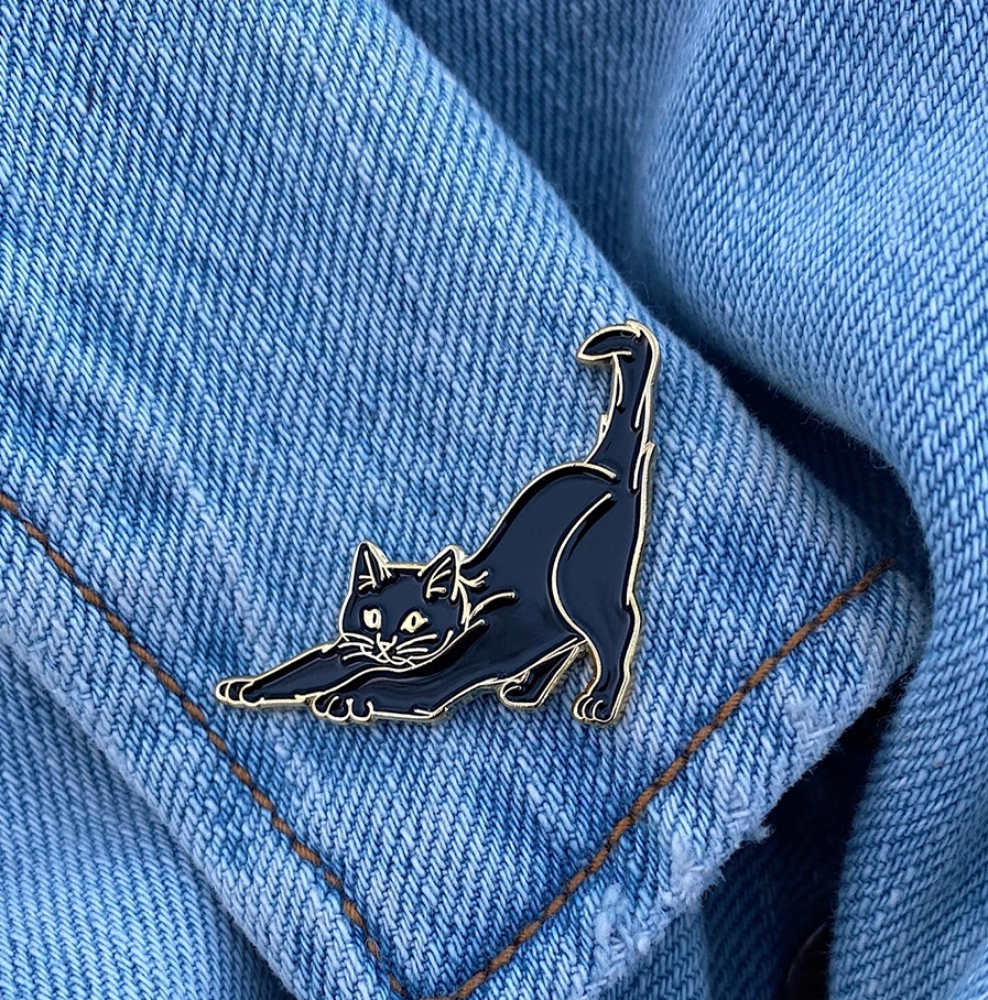 Emaille speldje Stretching Cat van Make Heads Turn