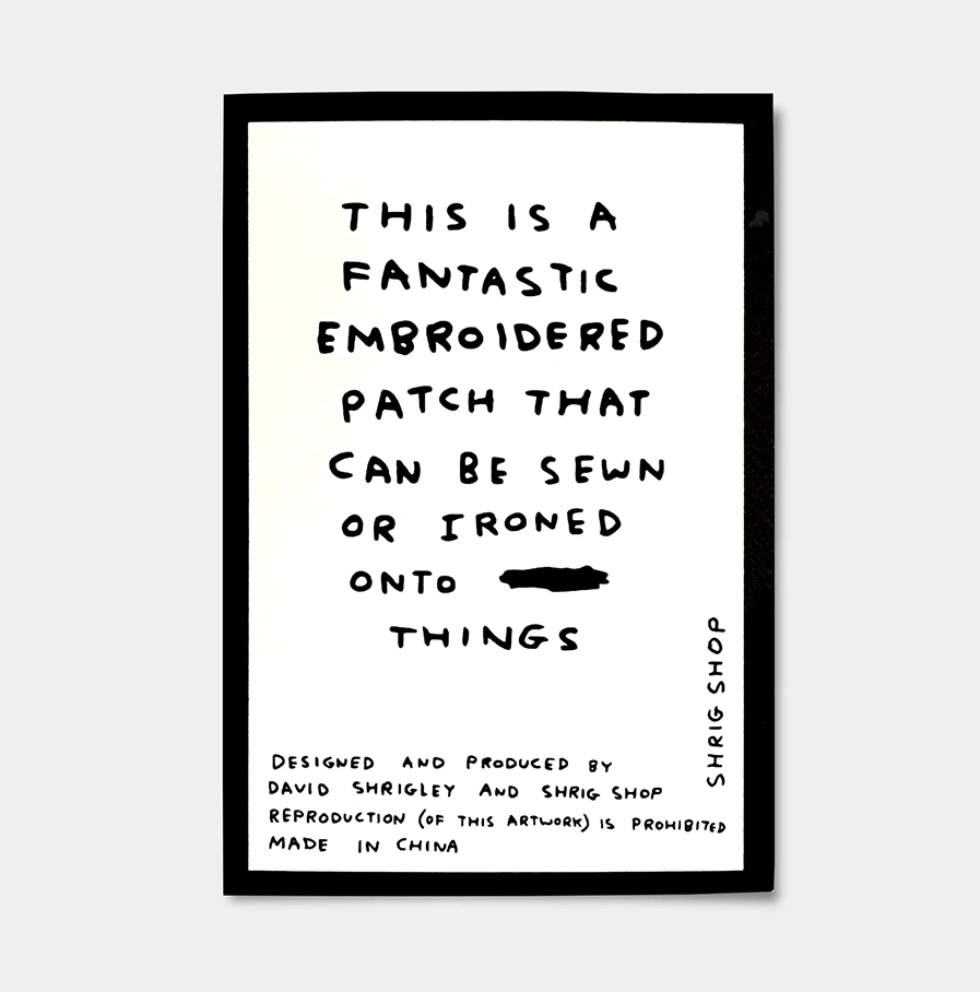 David-Shrigley- paars opstrijkembleem met de tekst 'Kiss My Paw'