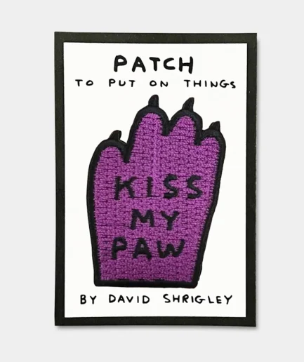 David-Shrigley- paars opstrijkembleem met de tekst 'Kiss My Paw'