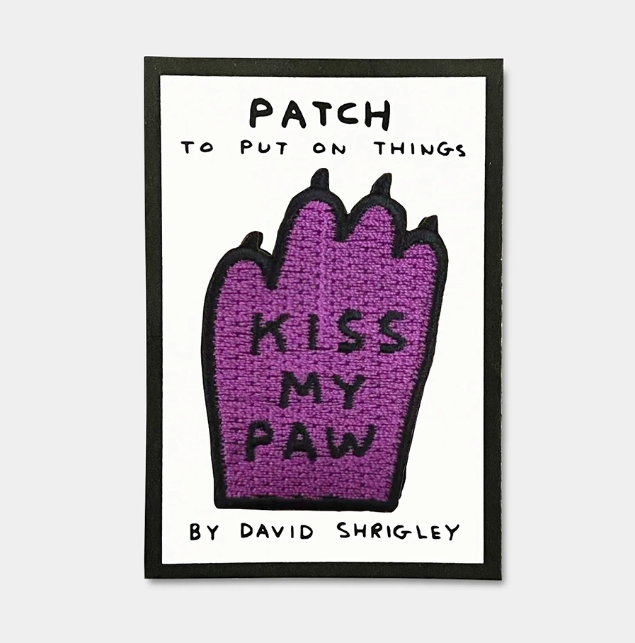 David-Shrigley- paars opstrijkembleem met de tekst 'Kiss My Paw'