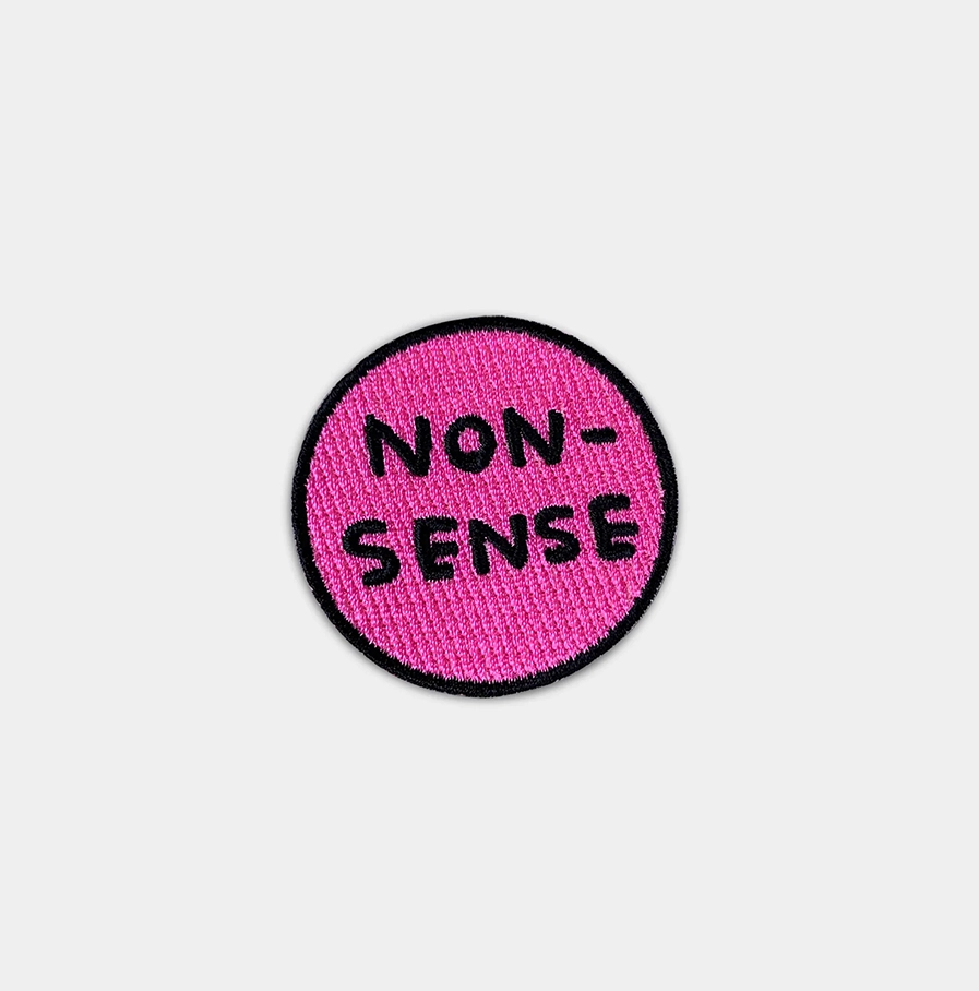 David-Shrigley- roze opstrijkembleem met de tekst 'Nonsense'
