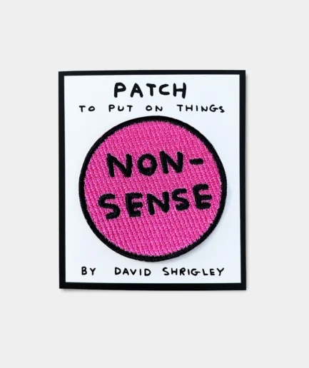David-Shrigley- roze opstrijkembleem met de tekst 'Nonsense'