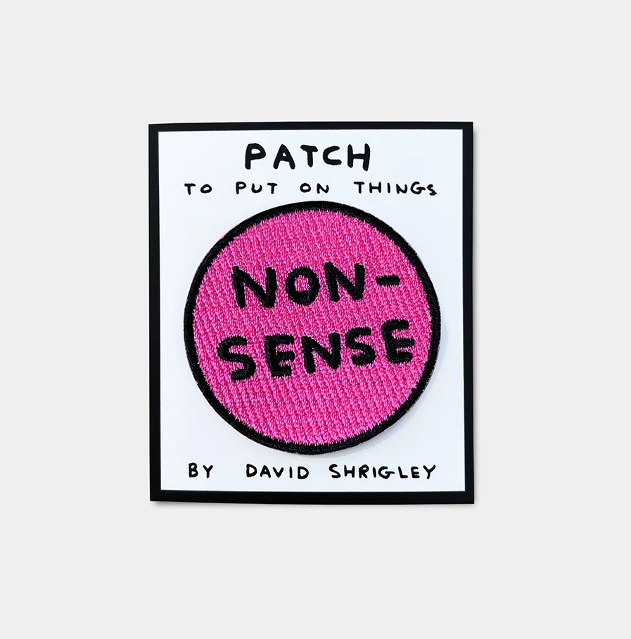 David-Shrigley- roze opstrijkembleem met de tekst 'Nonsense'