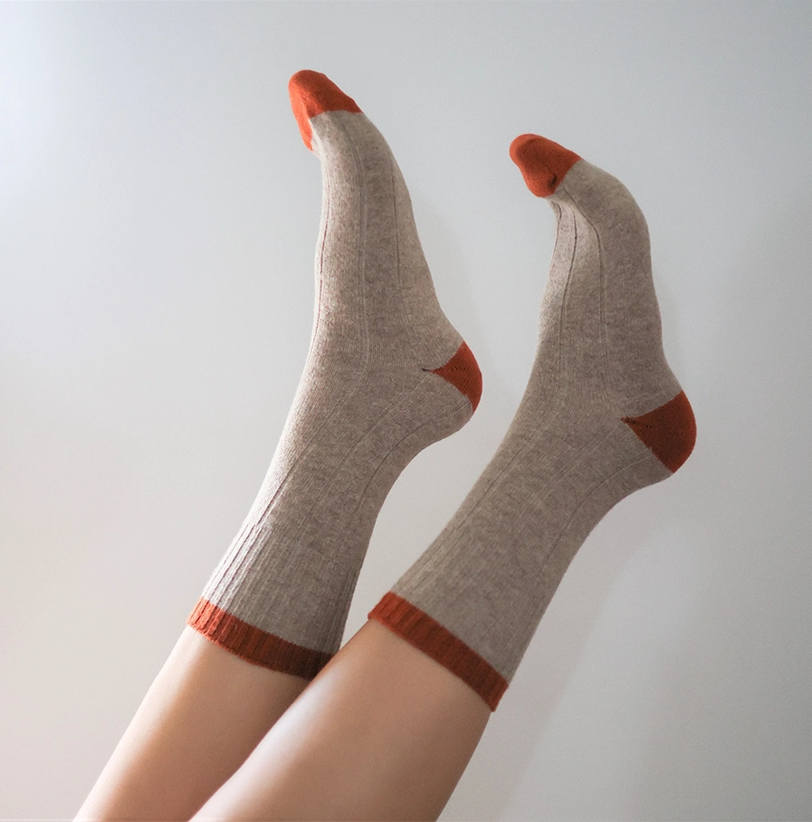 Beige ribsokken met oranje boord, hiel en teen.