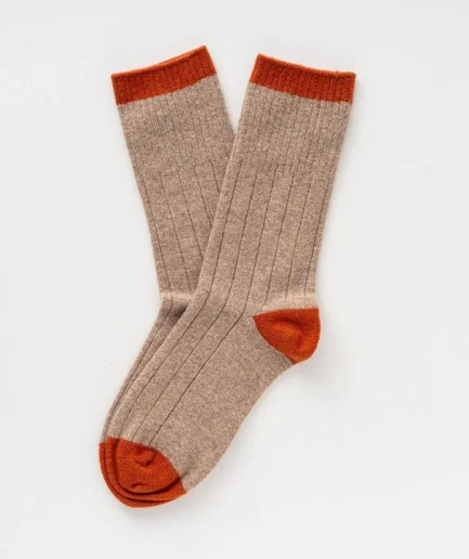 Beige ribsokken met oranje boord, hiel en teen.