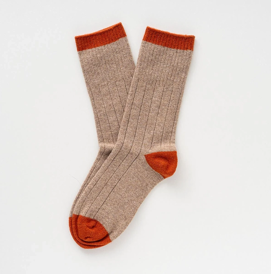 Beige ribsokken met oranje boord, hiel en teen.