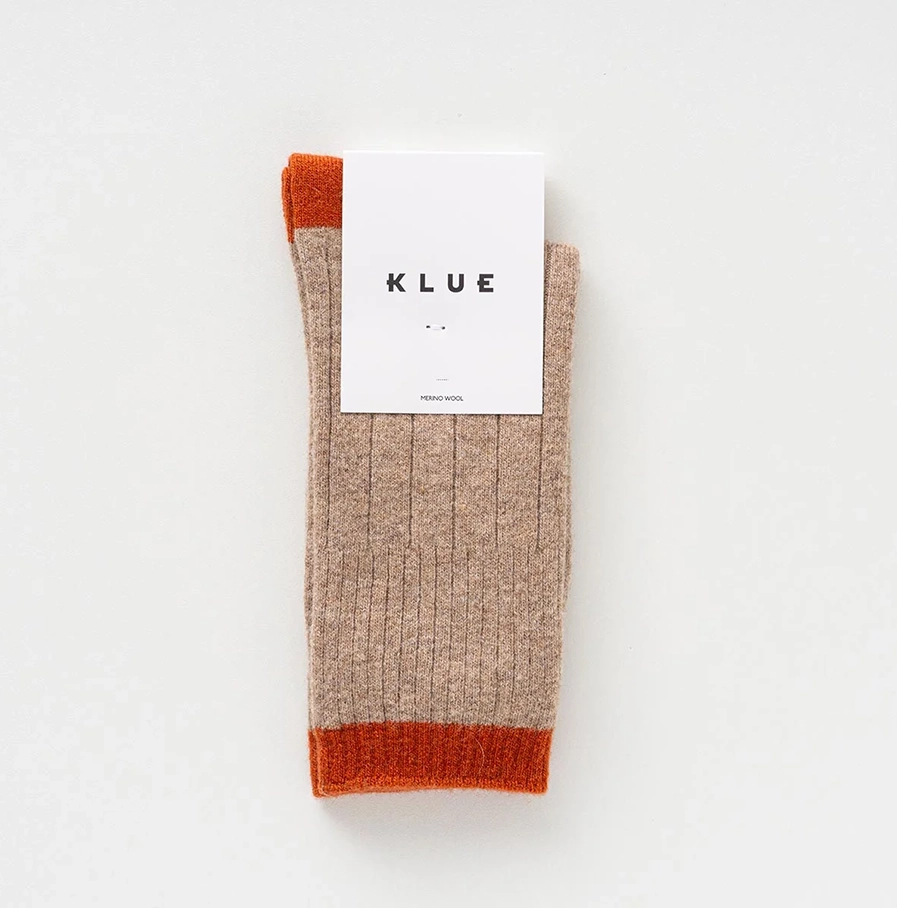Beige ribsokken met oranje boord, hiel en teen.