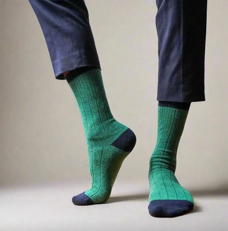 Groene ribsokken met zwart boord, hiel en teen.