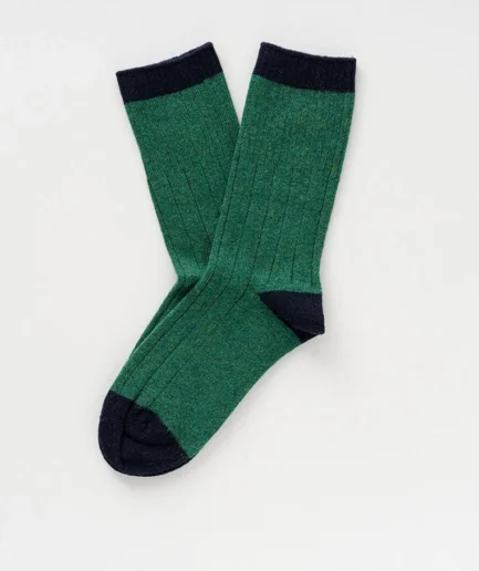 Groene ribsokken met zwart boord, hiel en teen.