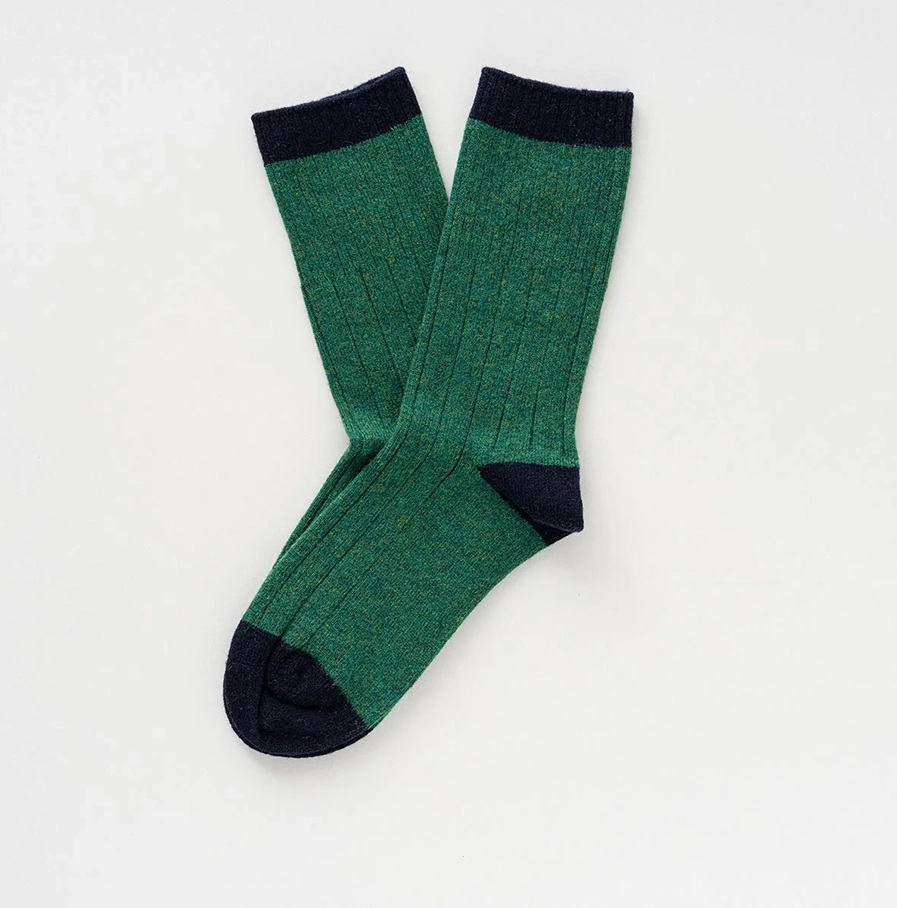 Groene ribsokken met zwart boord, hiel en teen.