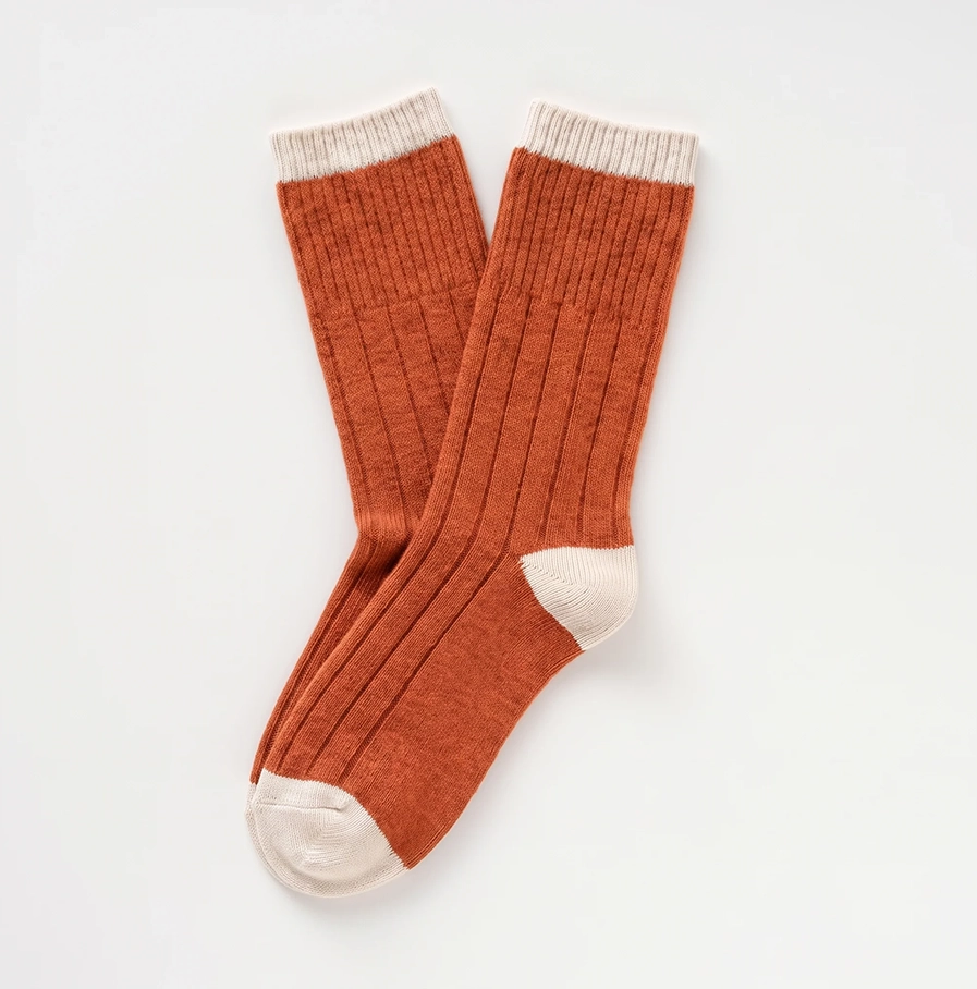 Roestbruine ribsokken met beige boord, hiel en teen.