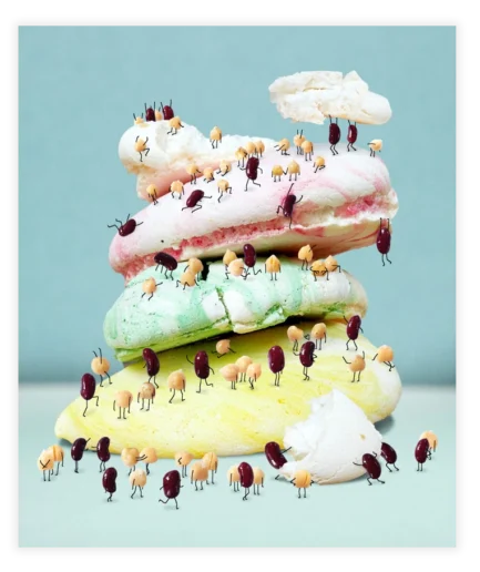 Poster van Paul Faassen met kleurrijke meringues en kleine getekende figuurtjes van bonen en kikkererwten op een lichtblauwe achtergrond.