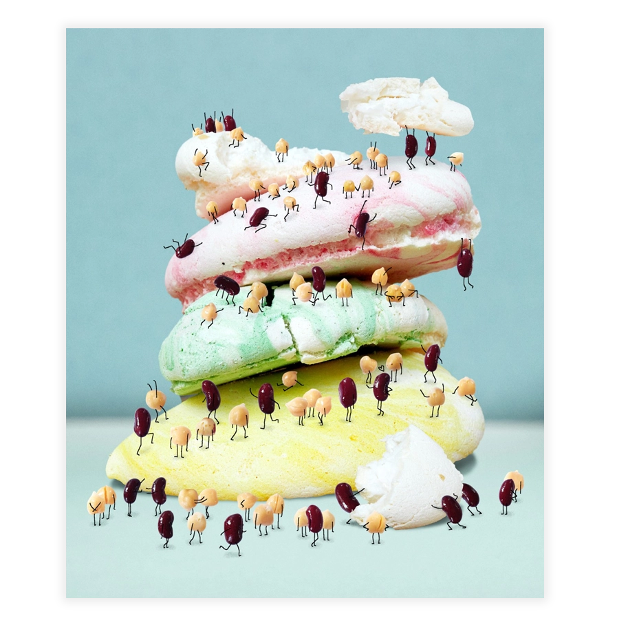 Poster van Paul Faassen met kleurrijke meringues en kleine getekende figuurtjes van bonen en kikkererwten op een lichtblauwe achtergrond.