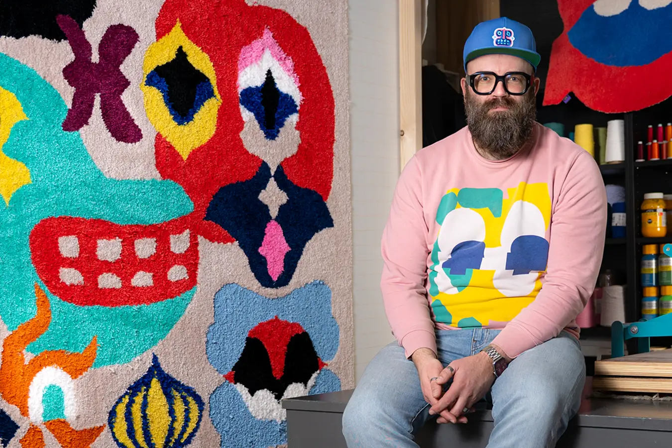 Ontwerper Tigerr Benger in zijn kleurrijke atelier in Dordrecht